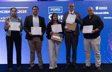 La UdeG premió tesis innovadoras que plantean soluciones para la gestión sostenible de recursos estratégicos del país. En el marco del Foro Ciencia UDG 2025, se llevó a cabo la premiación de la Cuarta Edición del Concurso de Tesis de Posgrado de la Universidad de Guadalajara, un certamen que busca reconocer y difundir investigaciones sobresalientes desarrolladas en la institución. El tema central de esta edición fue “Agua y energía: desafíos y soluciones para una gestión integral y sostenible”, área en la c